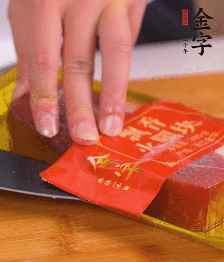 金字火腿切片，生姜切絲，蔥白切末。