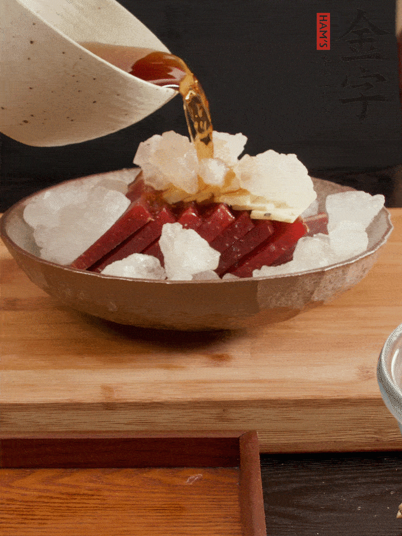 加姜片、冰糖、黃酒、水，蒸60分鐘，將火腿的咸逼出來。