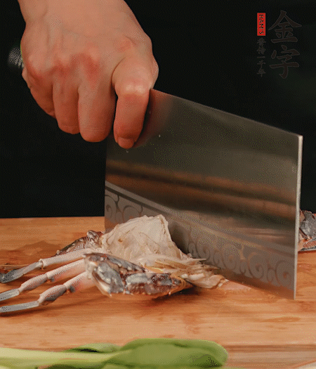 蟹殼拆開，去掉蟹肺、蟹心、蟹腮，切成4小塊。