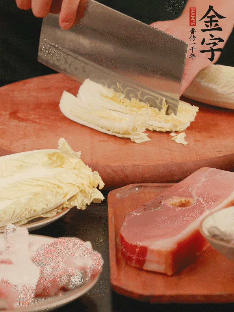 白菜去掉頭尾，對(duì)半豎切，再均勻切4刀。