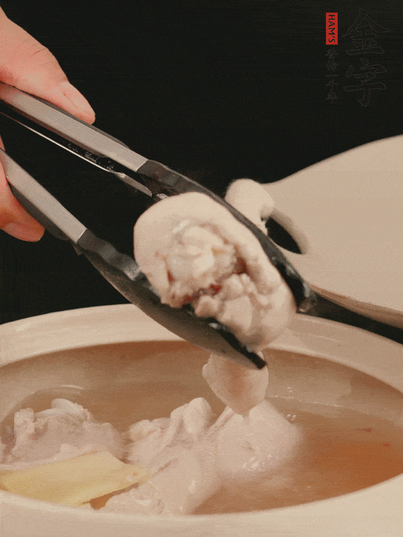 雞腿放入砂鍋，加姜片、料酒、清水，中火燉煮20分鐘撈出。