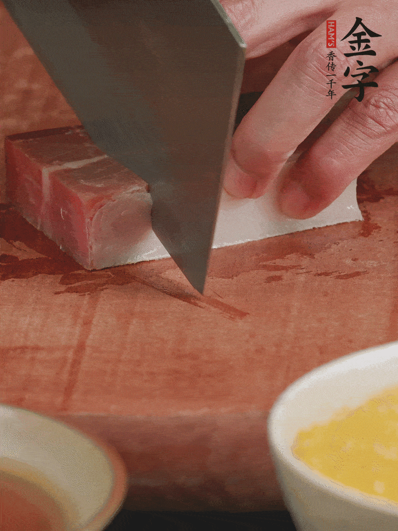 金字火腿去皮，切成大塊。