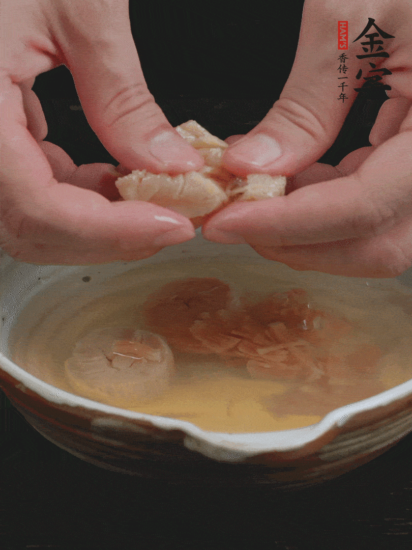 元貝溫水泡發(fā)，拆成細(xì)絲。