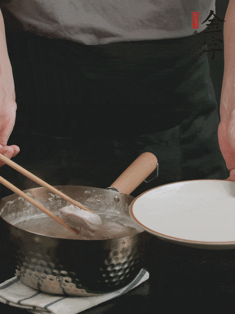 雞塊冷水下鍋，加姜片、料酒焯水，撈出洗凈備用。