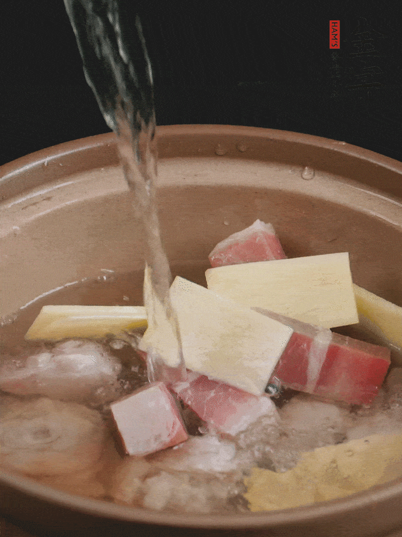 雞塊、火腿、姜片加適量料酒、清水燉80分鐘。