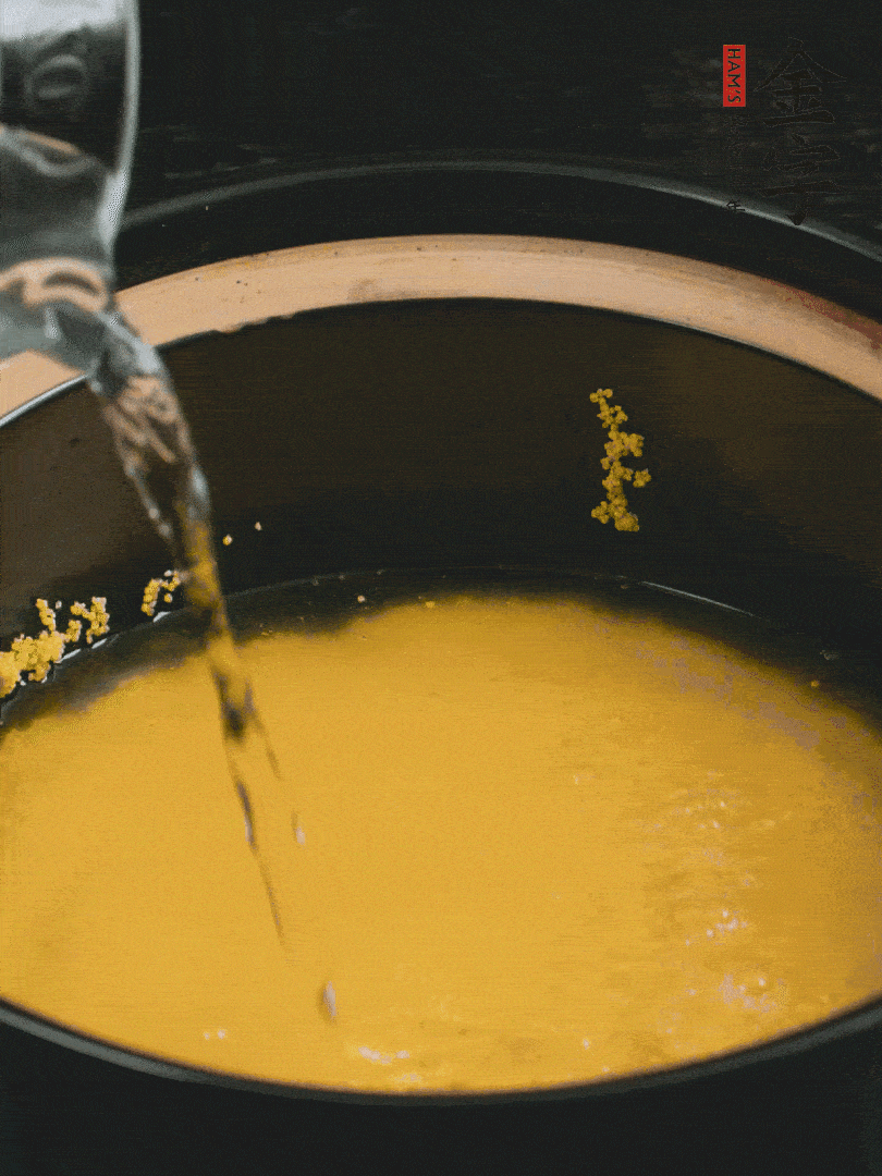 小米洗凈后，加水小火煲1個(gè)小時(shí)。