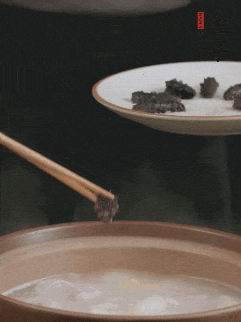 期間雞湯燉到80分鐘時(shí)，加小海參再燉10分鐘。