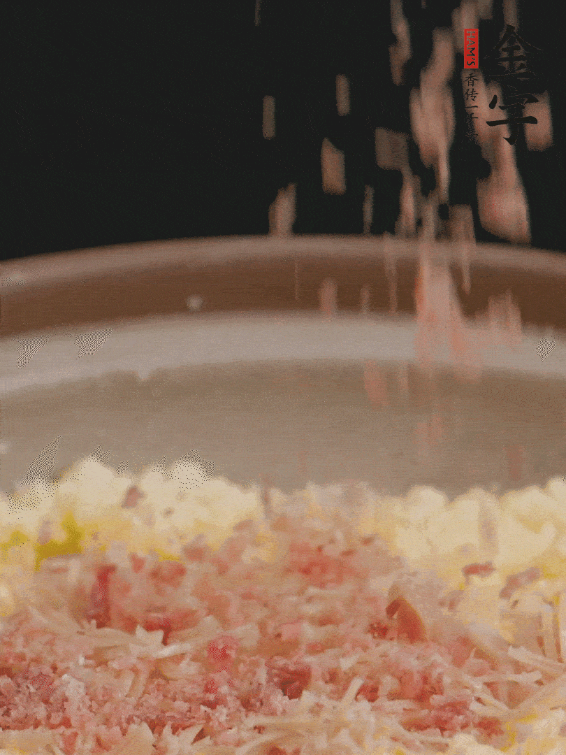 加雞湯沒過，放干貝絲、火腿末、小海參。