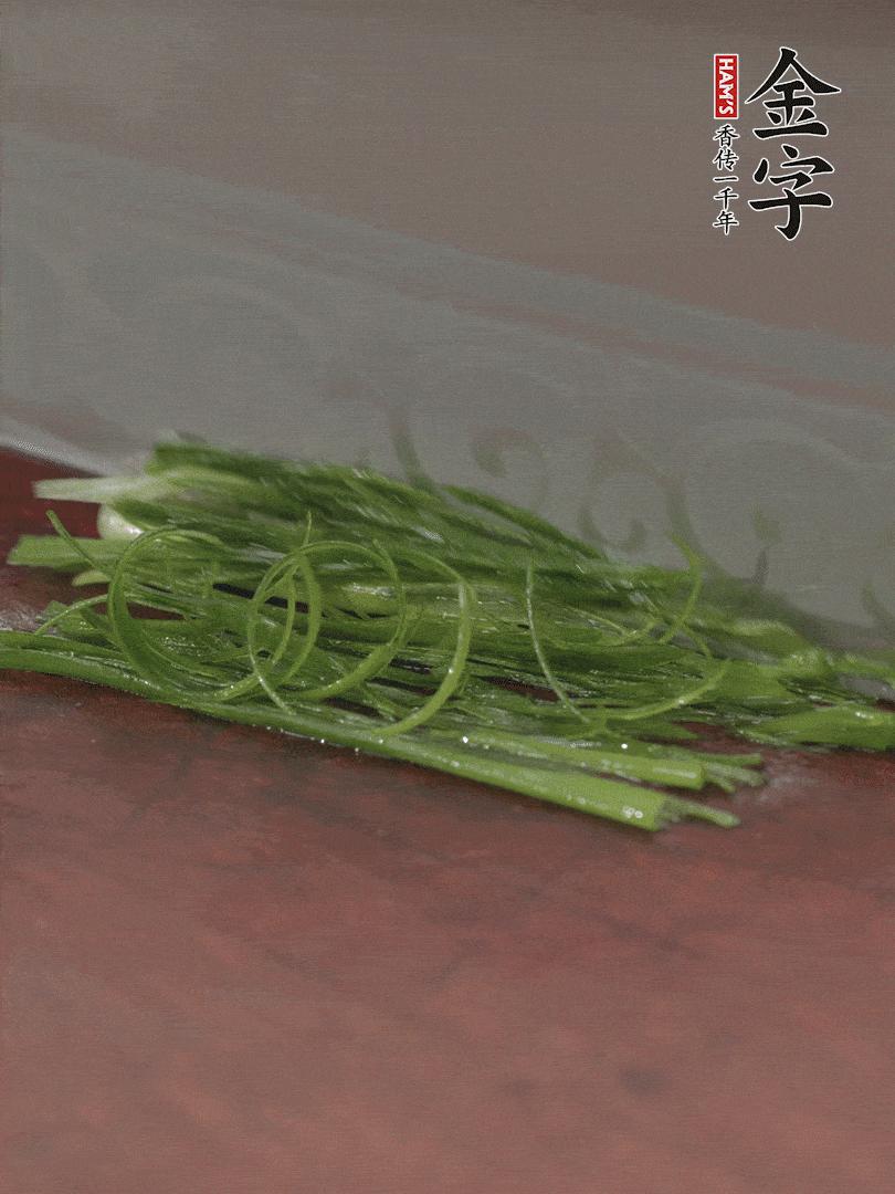 生姜切薄片，紅椒切細(xì)絲，小蔥蔥綠切細(xì)絲，泡入冰水中保持新鮮。