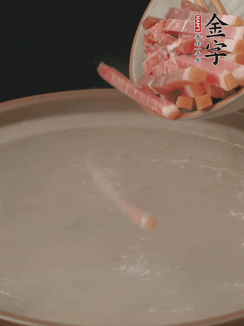 金字火腿切絲，熱水下鍋，放火腿燉煮15分鐘。