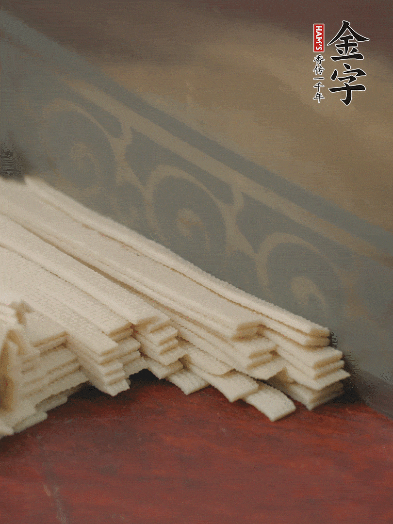 燉火腿期間，千張切細(xì)絲，白蘿卜去皮切細(xì)絲，蒜葉切細(xì)丁。