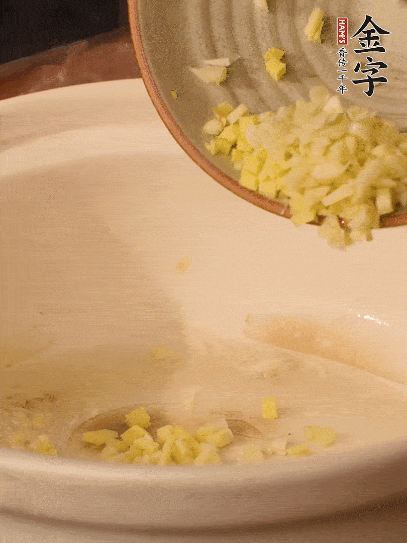 熱油下鍋，姜爆香。下冬瓜略微翻炒。