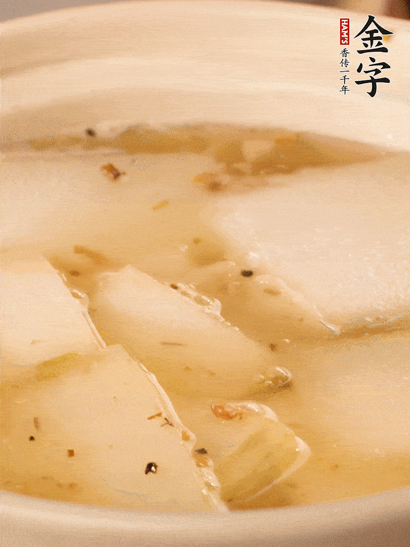 加入適量清水，再放咸肉，淋點(diǎn)黃酒添味。