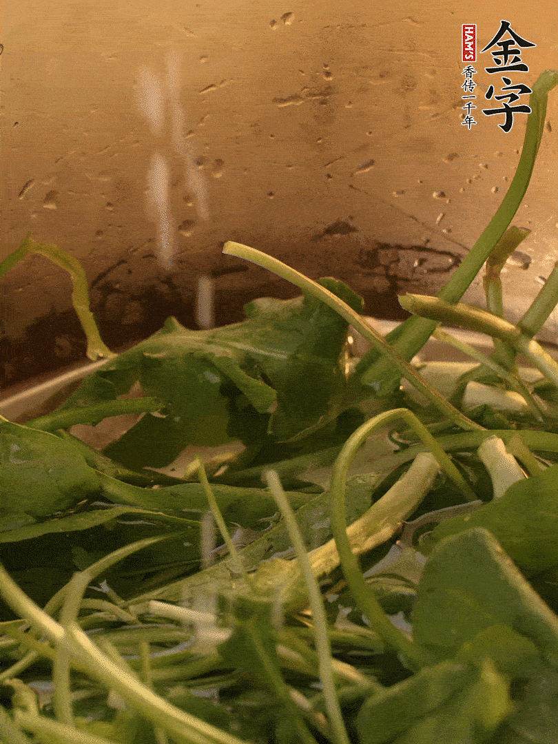 薺菜去掉根部，加小蘇打、鹽熱水沸騰燙軟。