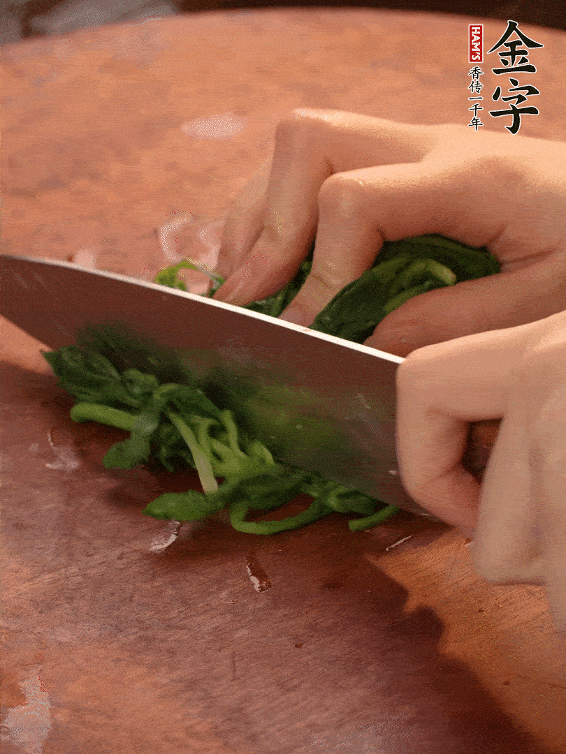 晾涼拽干水份，切碎備用。