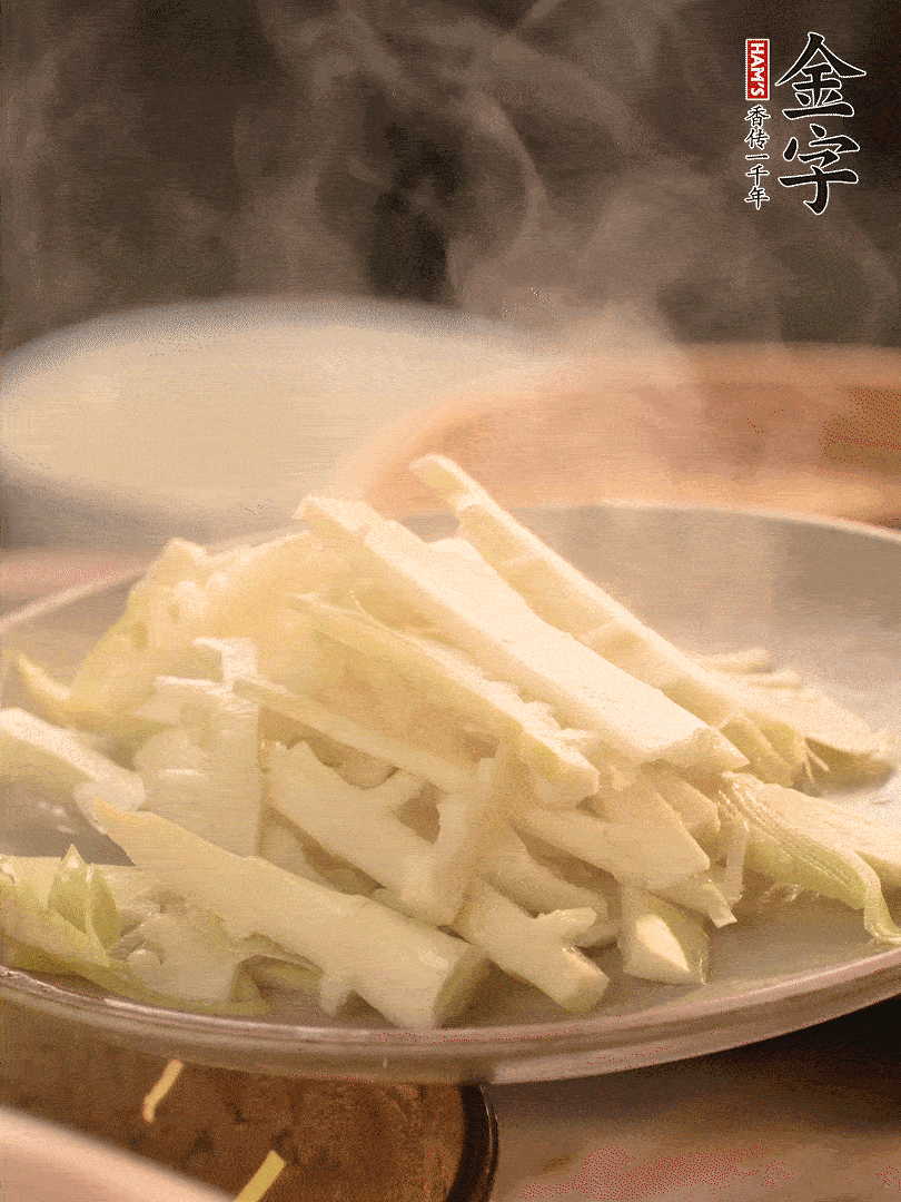 春筍切薄片，焯水去除澀味。