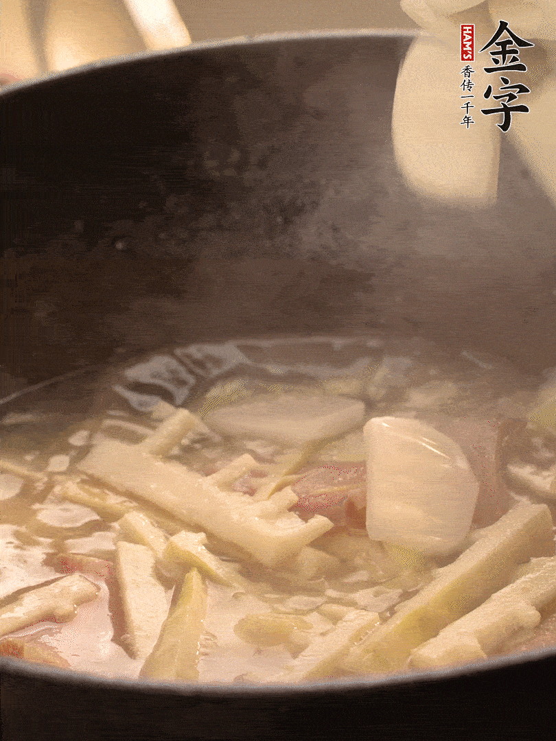 加一點(diǎn)開(kāi)水后，放年糕燜2分鐘至軟。