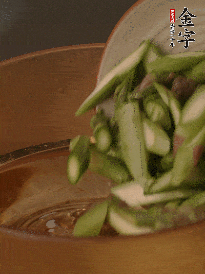 蘆筍、白玉菇焯水30秒備用。