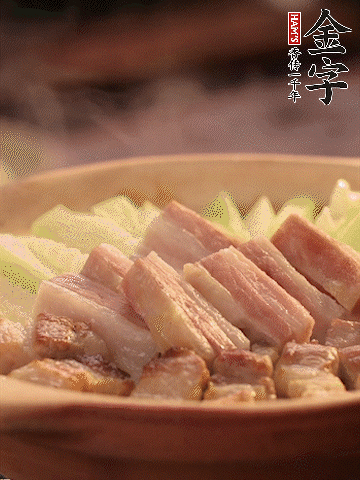 金字淡咸肉切條，焯水備用。