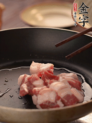 五花肉切條，煎到兩面金黃。