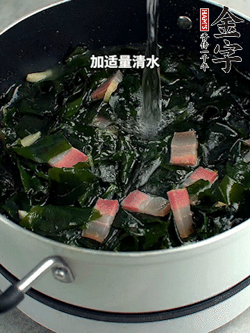 放入泡發(fā)好的裙帶菜翻炒一下，加適量清水燉煮。