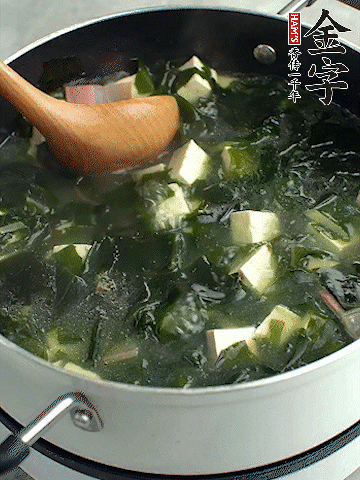 煮到沸騰后，再放入豆腐蓋蓋子煮3分鐘。