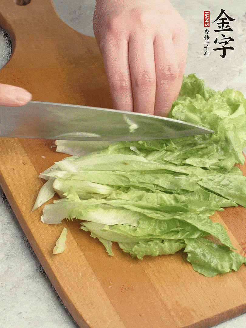 胡蘿卜、生菜、黃瓜切絲。