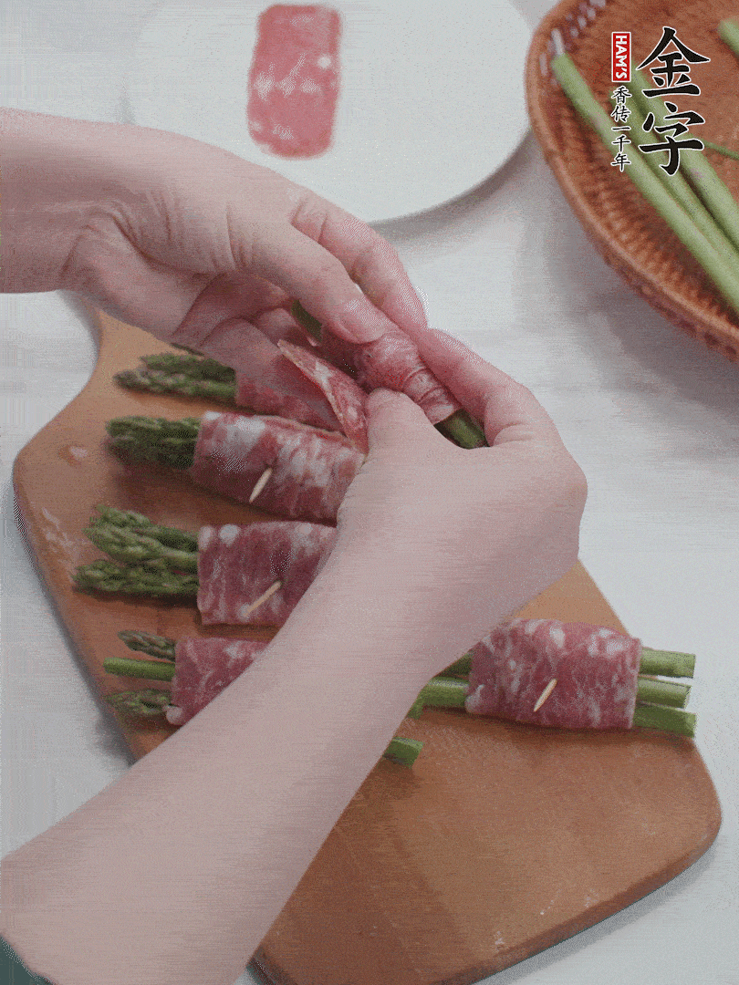 蘆筍切小段，蘆筍段用金字培根火腿卷起。