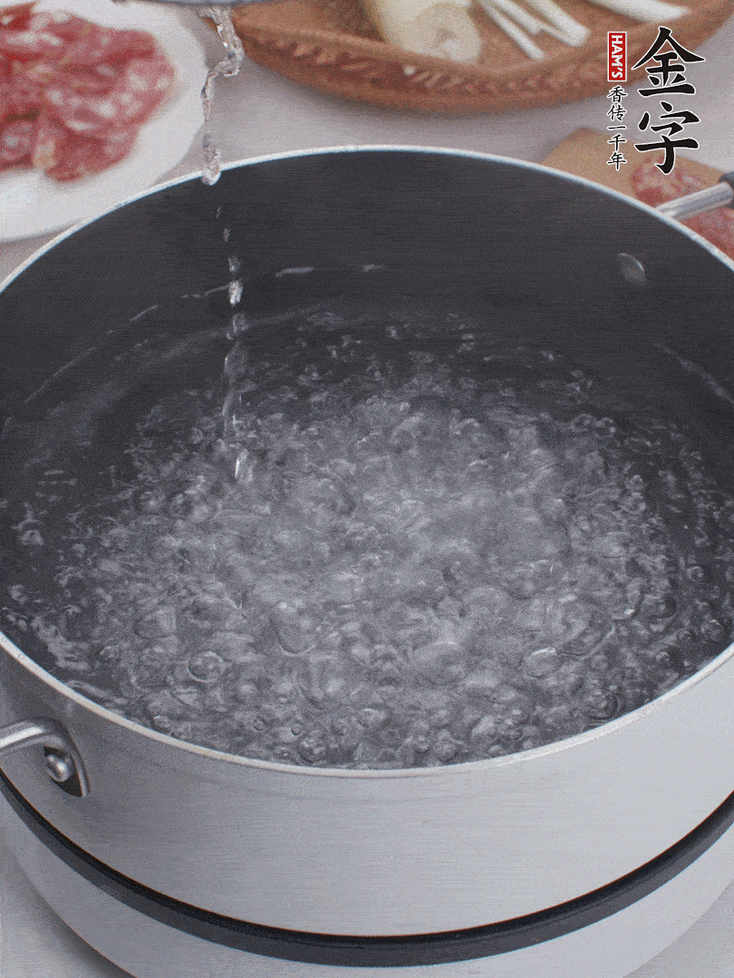 春筍去殼切片，焯水3分鐘。