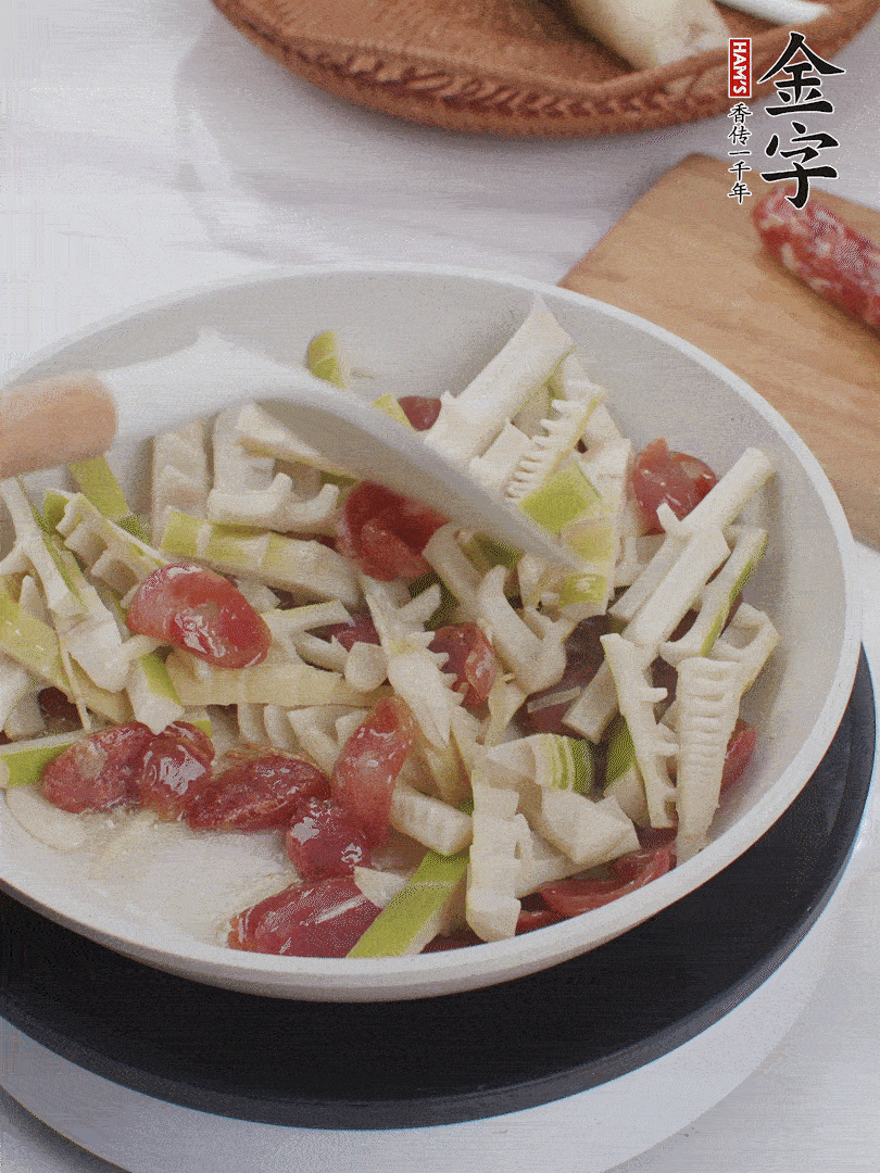 下春筍翻炒均勻，一小撮鹽調(diào)味。