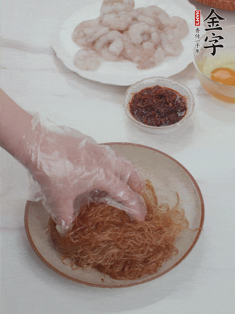 粉絲泡軟后，入沸水煮10秒，撈出后加1/2勺老抽、1/2勺食用油挑松。