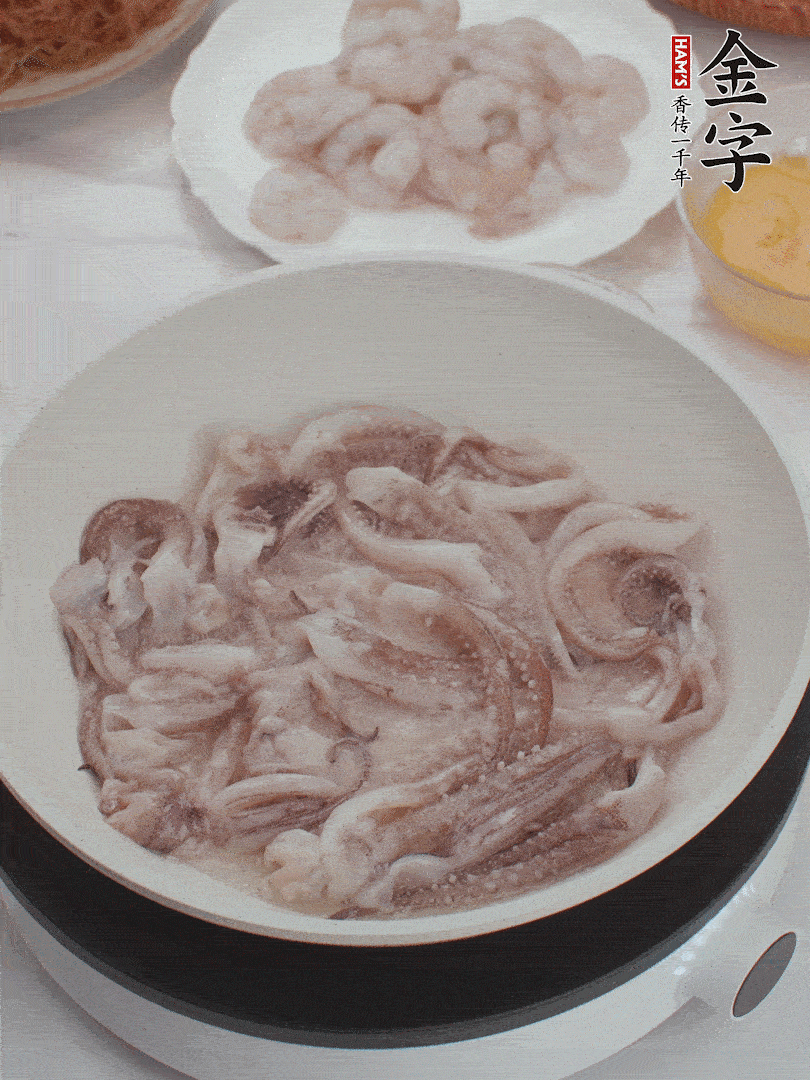 蝦仁、魷魚滑油，蛋液炒制半熟。