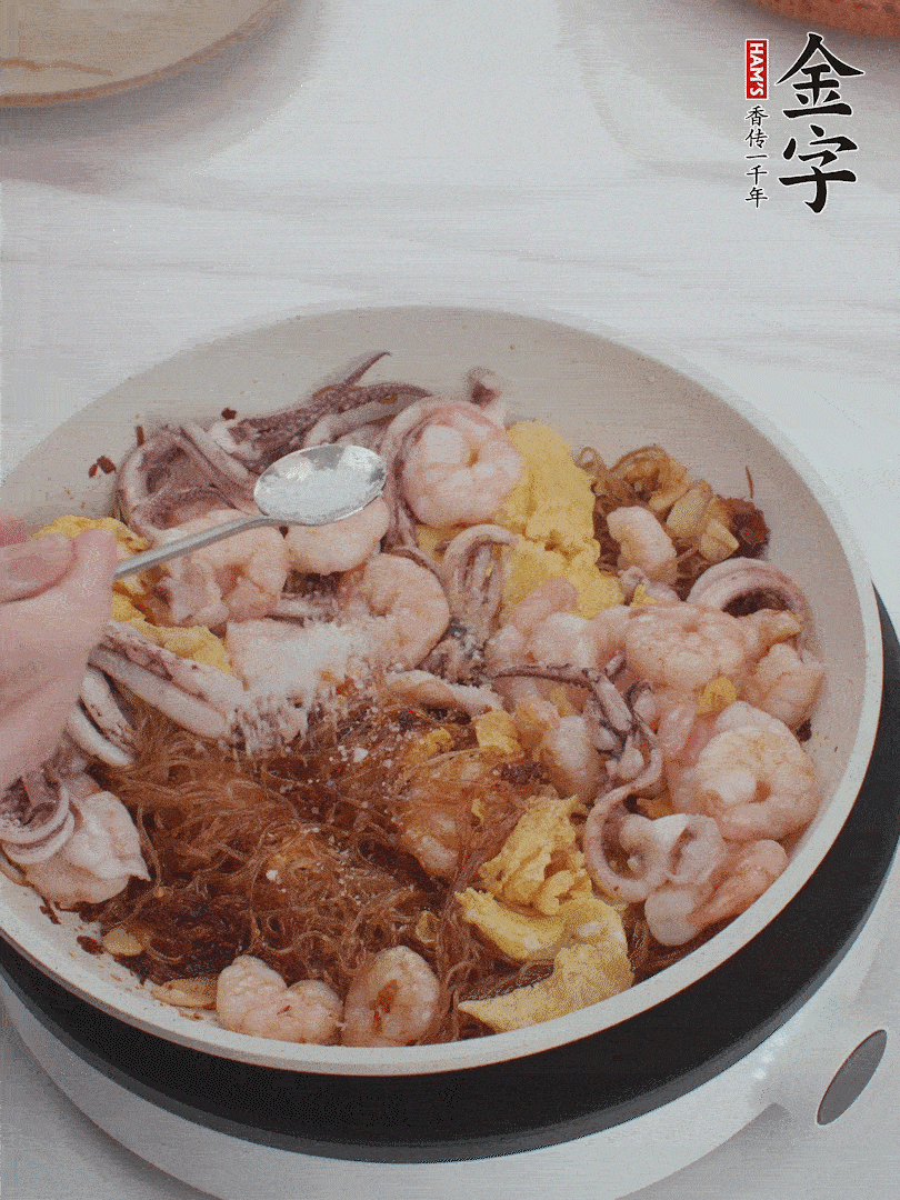 加雞蛋，蝦仁，魷魚混合。