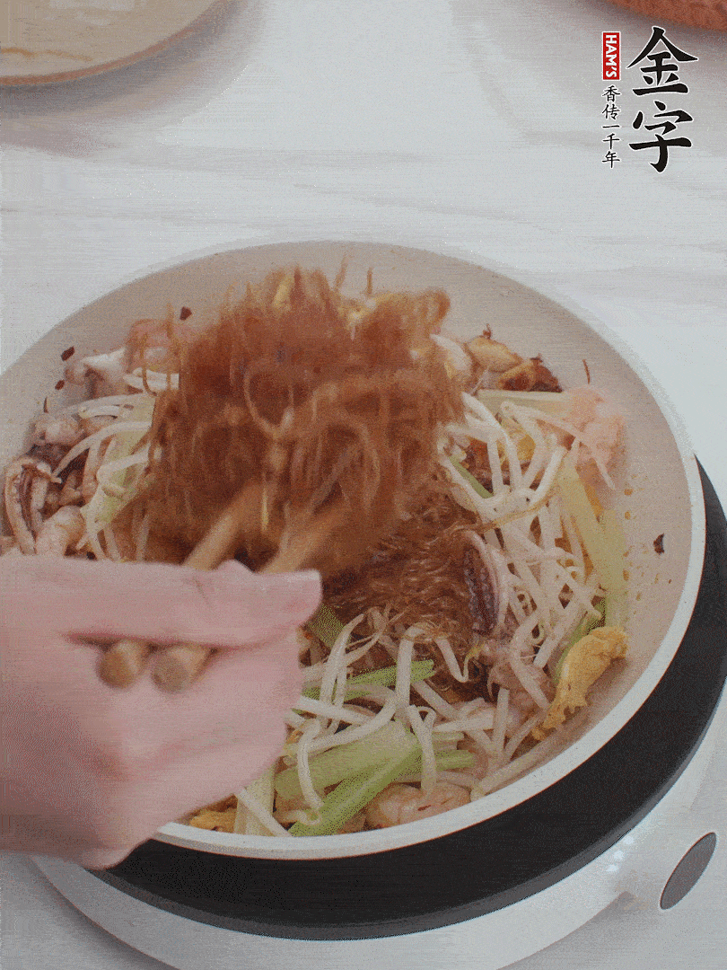 放焯好水的香芹、豆芽翻炒挑松。