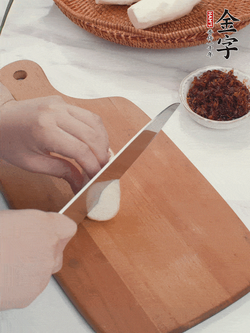 茭白剝殼，洗凈后切滾刀塊。