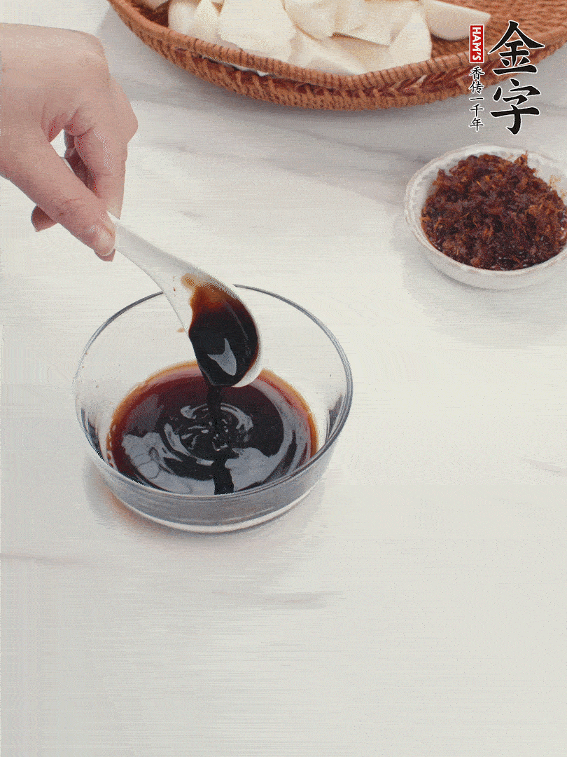 將生抽、老抽、黃酒和白砂糖在小碗里調(diào)成味汁。