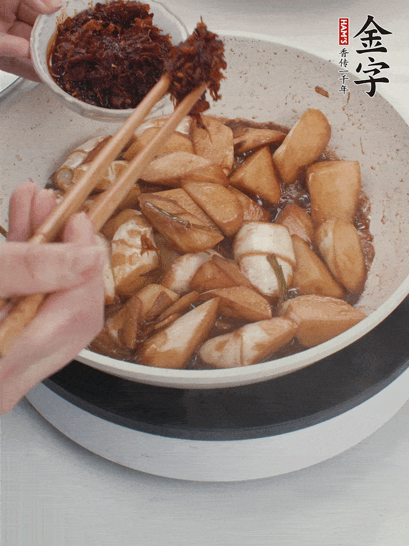 湯汁收濃，加金字火腿XO醬翻炒均勻。