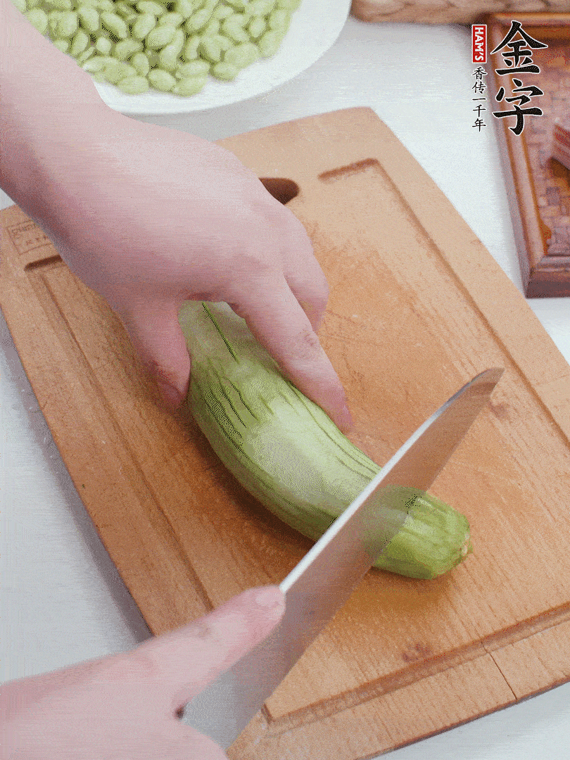 絲瓜去掉外皮，去掉兩端，切成滾刀塊。