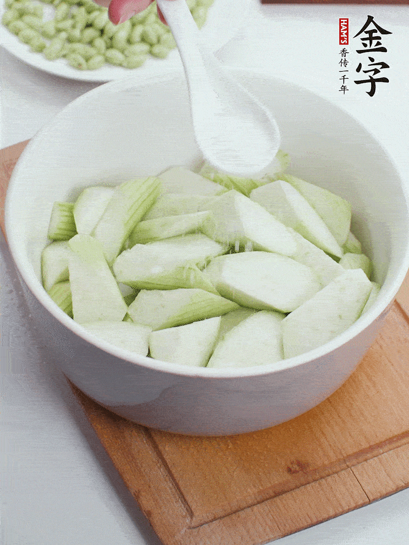 水中加1勺鹽浸泡，防止變黑。