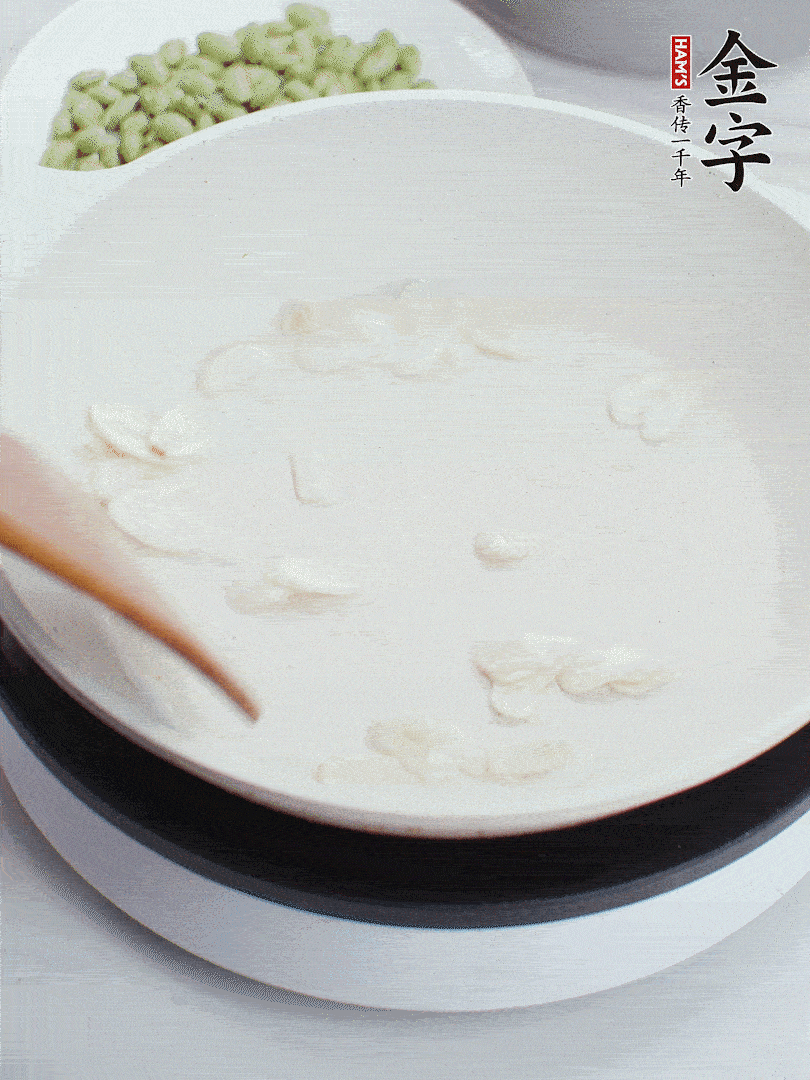 金字淡咸肉煮15分鐘，撈出切片。油5成熱時，蒜末、咸肉爆香。