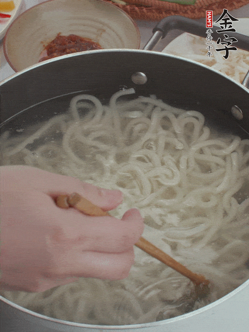 鍋中水煮沸，下烏冬面焯5秒鐘，撈出瀝干。