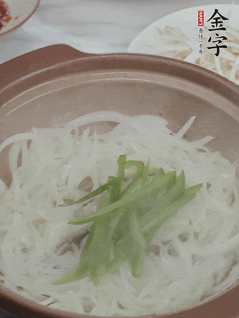 放烏冬面、青紅椒、豆芽。