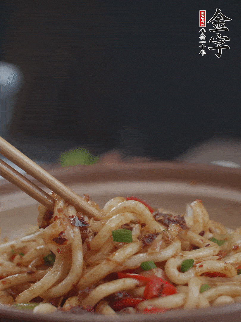 一小撮鹽調(diào)味。最后可以點(diǎn)綴香蔥段。