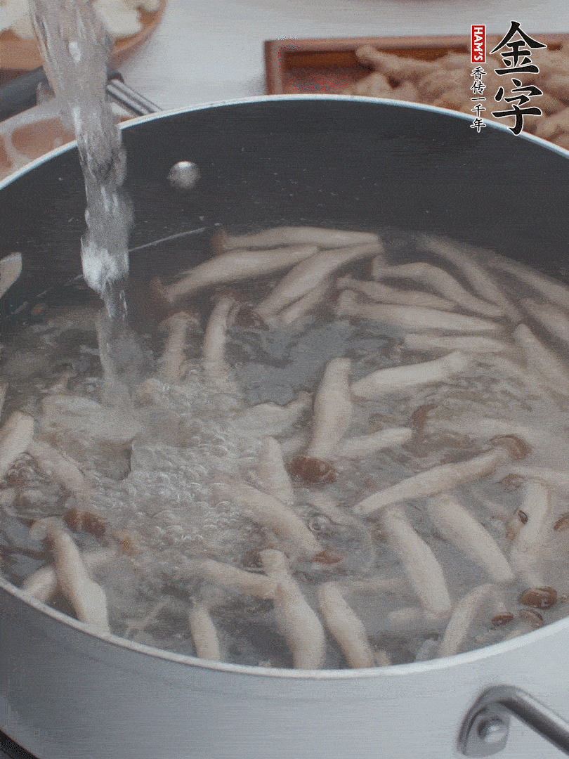 油熱爆香大蔥、蒜末，下蟹味菇炒軟，放清水。