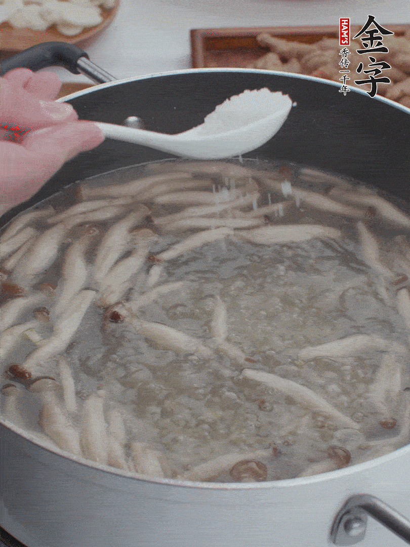 1勺鹽、一點(diǎn)胡椒粉調(diào)味。