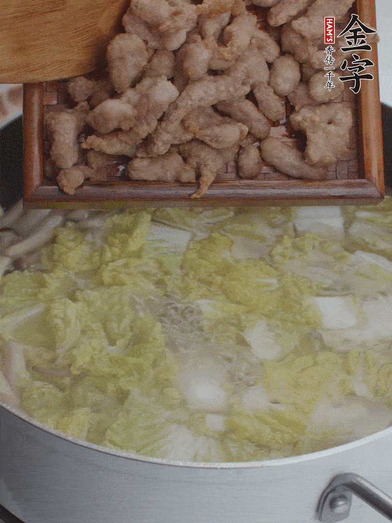 水開后煮10分鐘，下娃娃菜、小酥肉煮3分鐘。