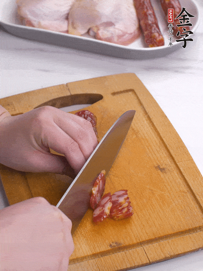 雞大腿去皮去骨切成塊，金字香腸切片，干香菇泡發(fā)切片，小蔥切蔥花。