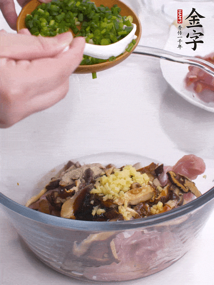 雞肉、香菇混合，加清水1/3杯、料酒1勺、蠔油1勺、鹽1勺、糖1/4勺、白胡椒1/4勺、食用油1勺、香油1/4勺、姜末、蔥花，攪拌均勻腌制2小時。