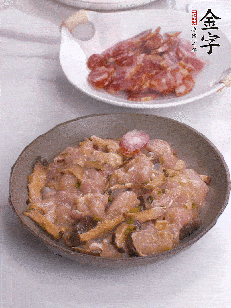 腌制后，雞肉中加淀粉1勺，頂部碼上香腸片。