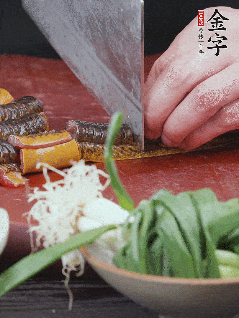 黃鱔去內(nèi)臟洗凈，切花刀斬段。沸水下鍋，加黃酒焯水去血沫。